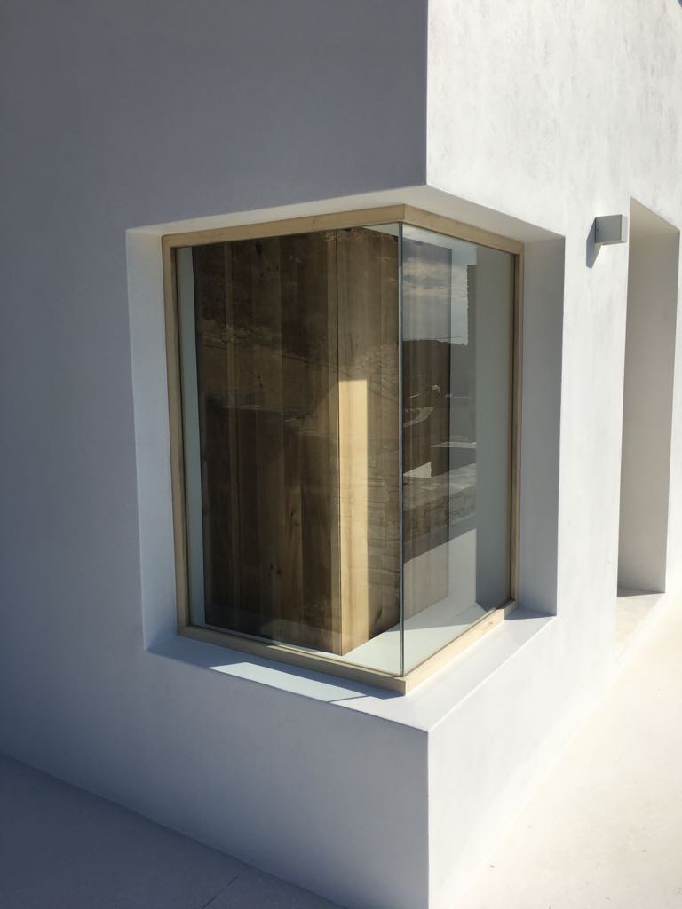 Ξύλινο κούφωμα, γωνιακό σταθερό παράθυρο με καπάκι 