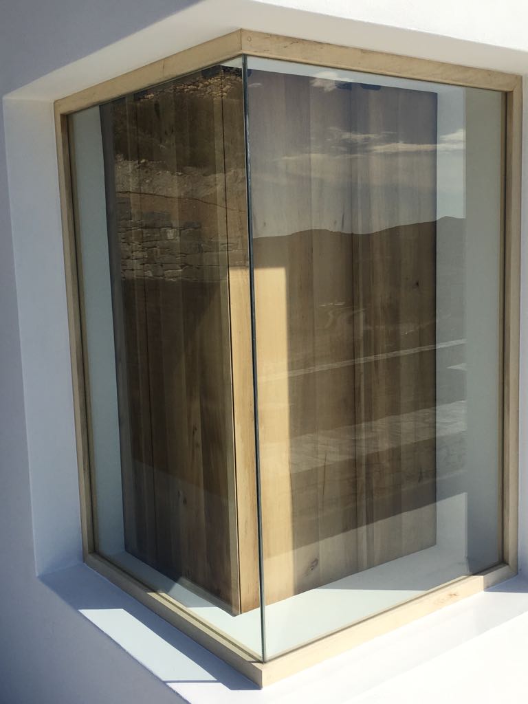 Ξύλινο κούφωμα, γωνιακό σταθερό παράθυρο με καπάκι 